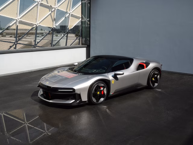 Ferrari CZ26 z předního tříčtvrtečního pohledu