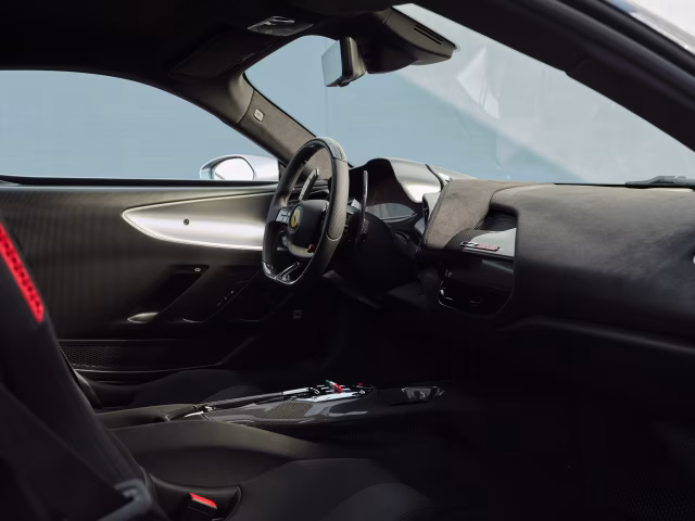 Kabina Ferrari CZ26 s černou technickou tkaninou