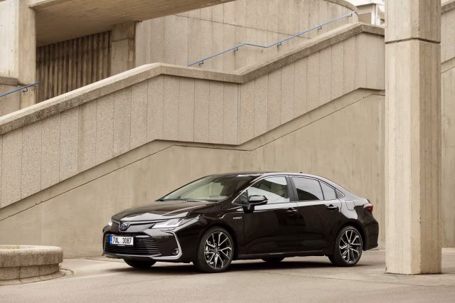 Toyoty prodala za letoší první pololetí o třetinu víc aut než loni.