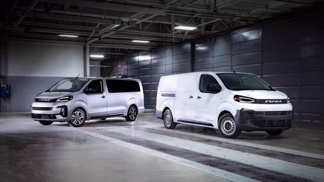 Bílá pracovní dodávka Ram ProMaster City 2027 v hale