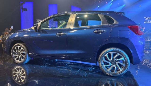 Modré Maruti Suzuki Baleno při indickém představení