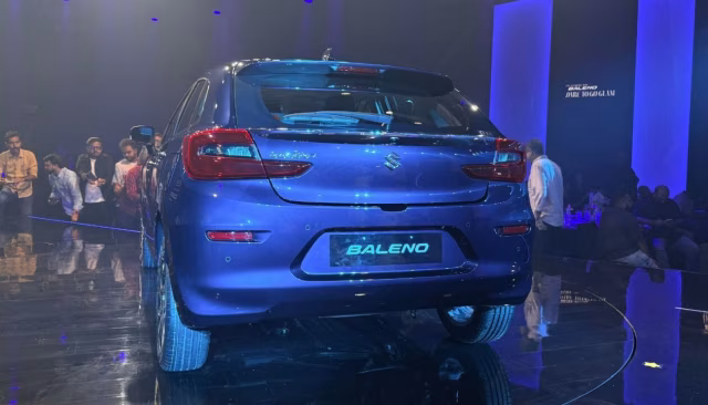 Zadní pohled na modré Maruti Suzuki Baleno