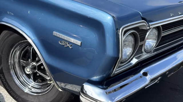 Detail modrého Plymouthu GTX z roku 1967
