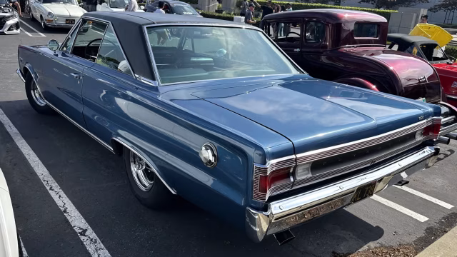 Modrý Plymouth GTX vystavený mezi klasickými vozy