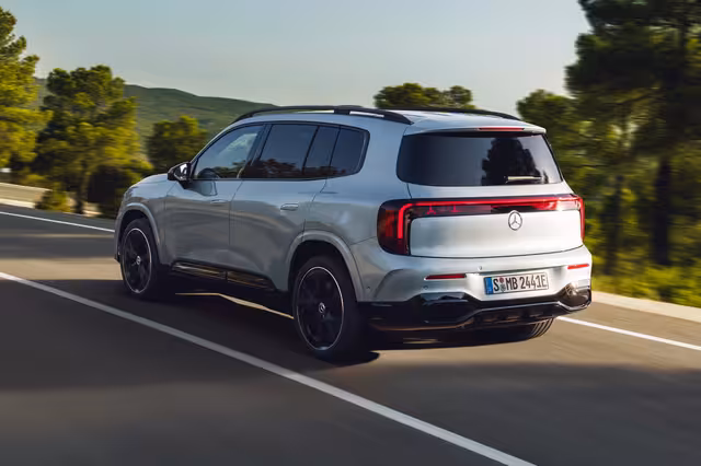 Stříbrný Mercedes GLB nové generace na silnici