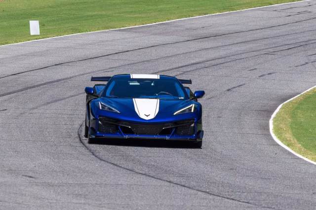 Chevrolet Corvette Grand Sport X při průjezdu zatáčkou