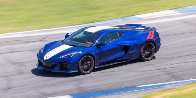 Modrá Corvette Grand Sport X na závodním okruhu