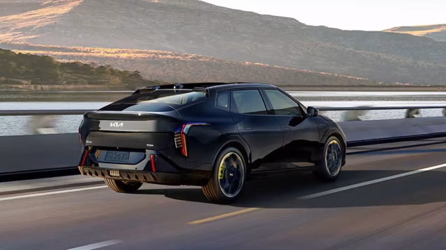 Tmavá Kia EV4 GT při jízdě v horské krajině