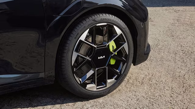 Detail dvacetipalcového kola Kia EV4 GT se zeleným třmenem