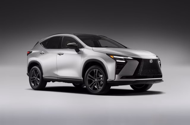 Stříbrný Lexus NX 2027 v předním bočním pohledu