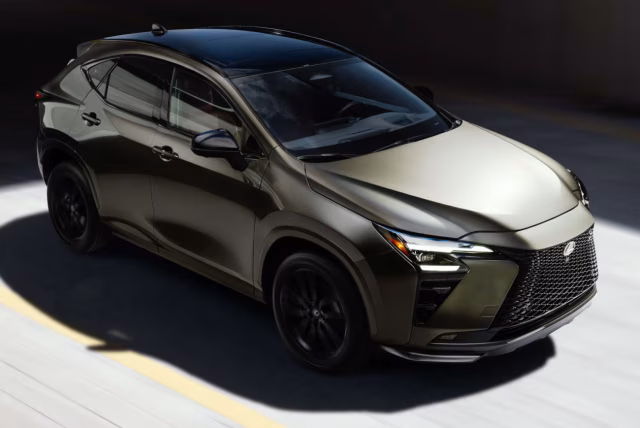 Modernizovaný Lexus NX 2027 zachycený z boku