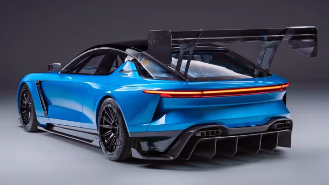 Modrý závodní Jensen Interceptor GTX s velkým zadním křídlem