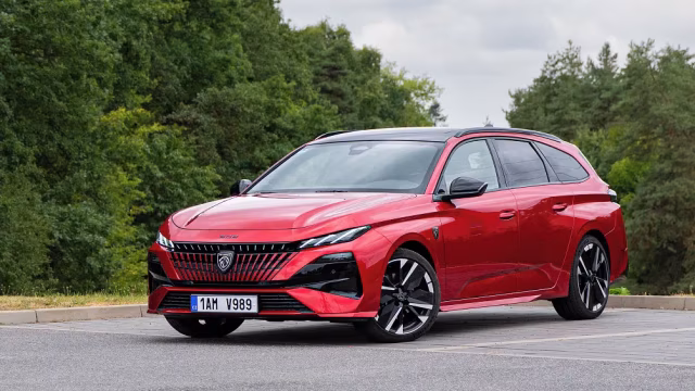 Červený Peugeot 308 SW po modernizaci na silnici