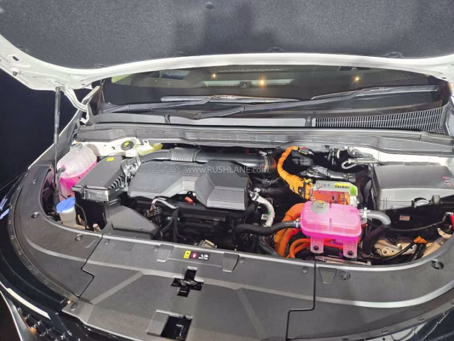 Hybridní ústrojí vystavené pod kapotou Kia Carnival