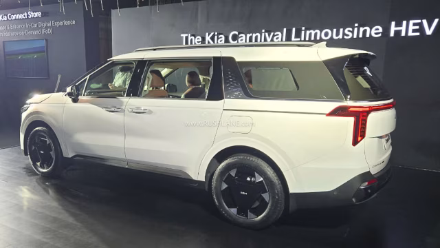 Bílá Kia Carnival Hybrid při indickém představení