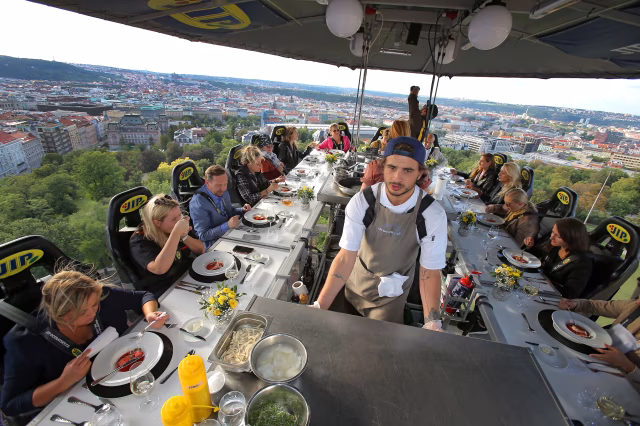 Dinner in the Sky - neopakovatelný adrenalinový zážitek v centru Prahy