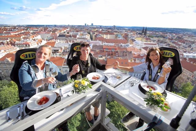 Dinner in the Sky - neopakovatelný adrenalinový zážitek v centru Prahy