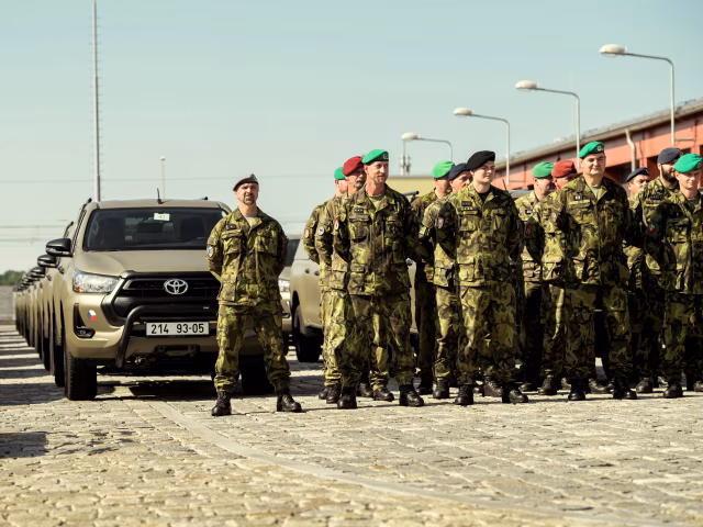 Armáda ČR přebrala prvních 60 vozů Toyota Hilux