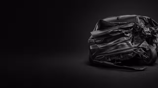 Poškozený osobní automobil v obrazových materiálech kampaně Normální řízení zabíjí