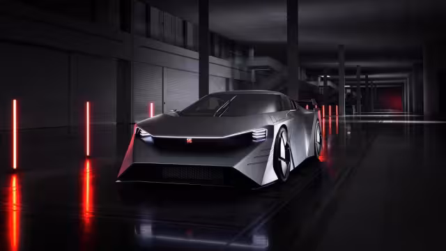 Stříbrný koncept Nissan Hyper Force s červeně nasvícenou halou v pozadí