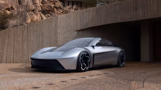Stříbrný koncept Chrysler Halcyon před betonovou budovou
