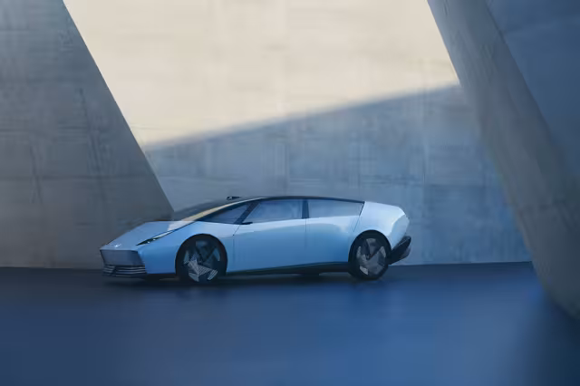 Nízký bílý koncept Honda 0 Saloon z boku v betonovém prostoru