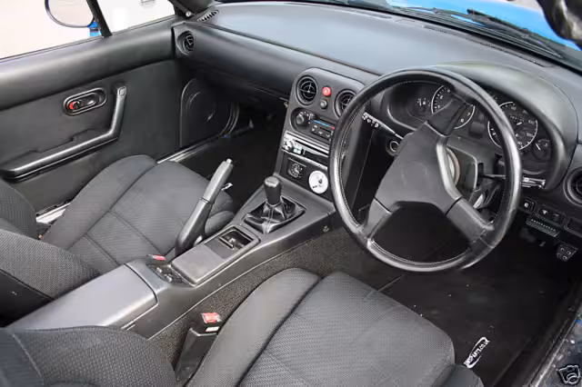 Palubní deska a řadicí páka Mazdy MX-5 první generace