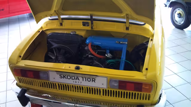 Motor uložený vzadu ve voze Škoda 110 R