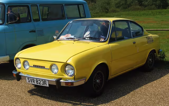 Žlutá Škoda 110 R Coupé při srazu historických vozů