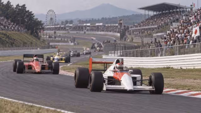 Generovaná historická scéna z počátků závodů na okruhu Suzuka.