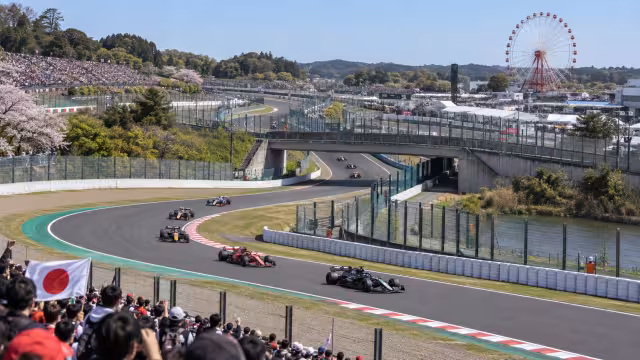 Generovaná panoramatická ilustrace současného okruhu Suzuka.