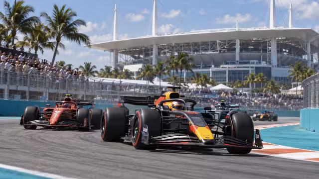 Generovaná historická scéna z počátků závodů na okruhu v Miami.