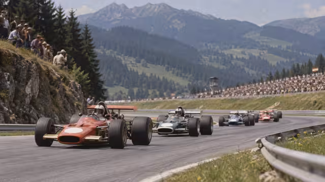 Generovaná historická scéna z počátků závodů na okruhu Red Bull Ring.
