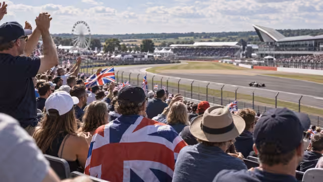 Generovaná ilustrace diváků a okolí okruhu Silverstone.