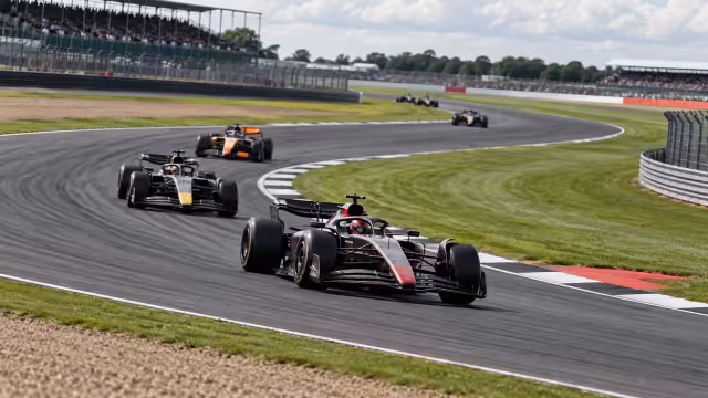 Generovaná ilustrace závodní stopy a vozu na okruhu Silverstone.
