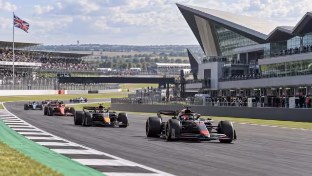 Generovaná panoramatická ilustrace současného okruhu Silverstone.