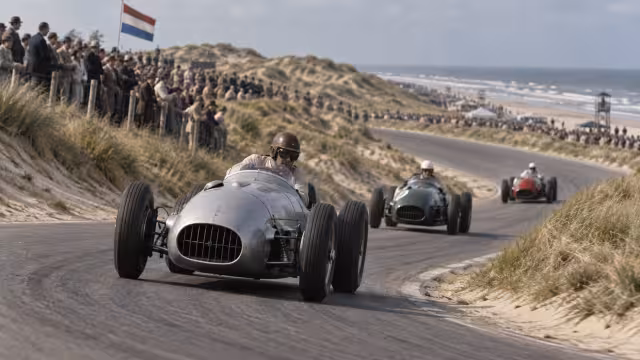 Generovaná historická scéna z počátků závodů na okruhu Zandvoort.