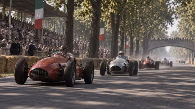 Generovaná historická scéna z počátků závodů na okruhu Monza.
