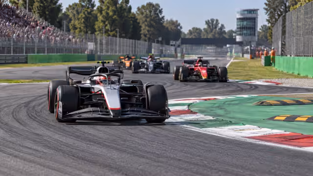 Generovaná ilustrace závodní stopy a vozu na okruhu Monza.
