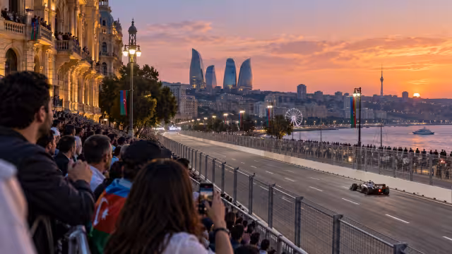 Generovaná ilustrace diváků a okolí okruhu v Baku.