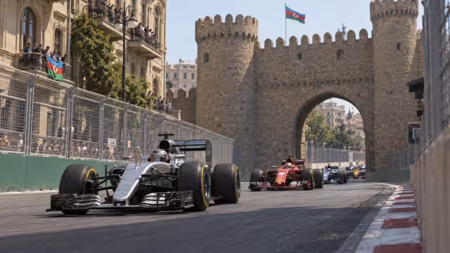 Generovaná historická scéna z počátků závodů na okruhu v Baku.