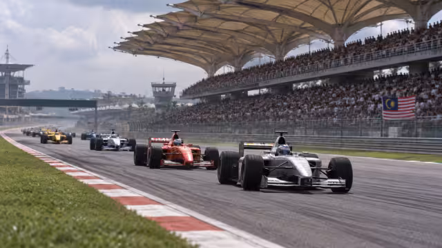 Generovaná historická scéna z počátků závodů na okruhu Sepang.