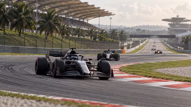 Generovaná ilustrace závodní stopy a vozu na okruhu Sepang.