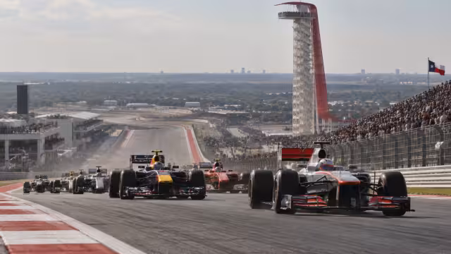 Generovaná historická scéna z počátků závodů na okruhu Circuit of The Americas.