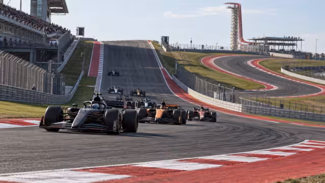 Generovaná ilustrace závodní stopy a vozu na okruhu Circuit of The Americas.