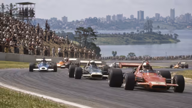 Generovaná historická scéna z počátků závodů na okruhu Interlagos.