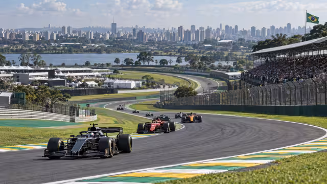 Generovaná panoramatická ilustrace současného okruhu Interlagos.