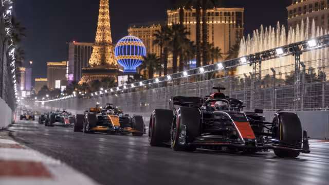 Generovaná historická scéna z počátků závodů na okruhu v Las Vegas.