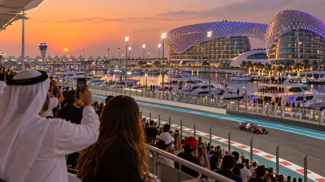 Generovaná ilustrace diváků a okolí okruhu Yas Marina.