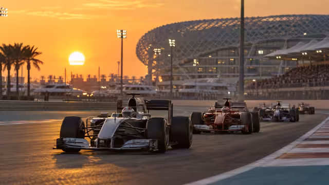 Generovaná historická scéna z počátků závodů na okruhu Yas Marina.